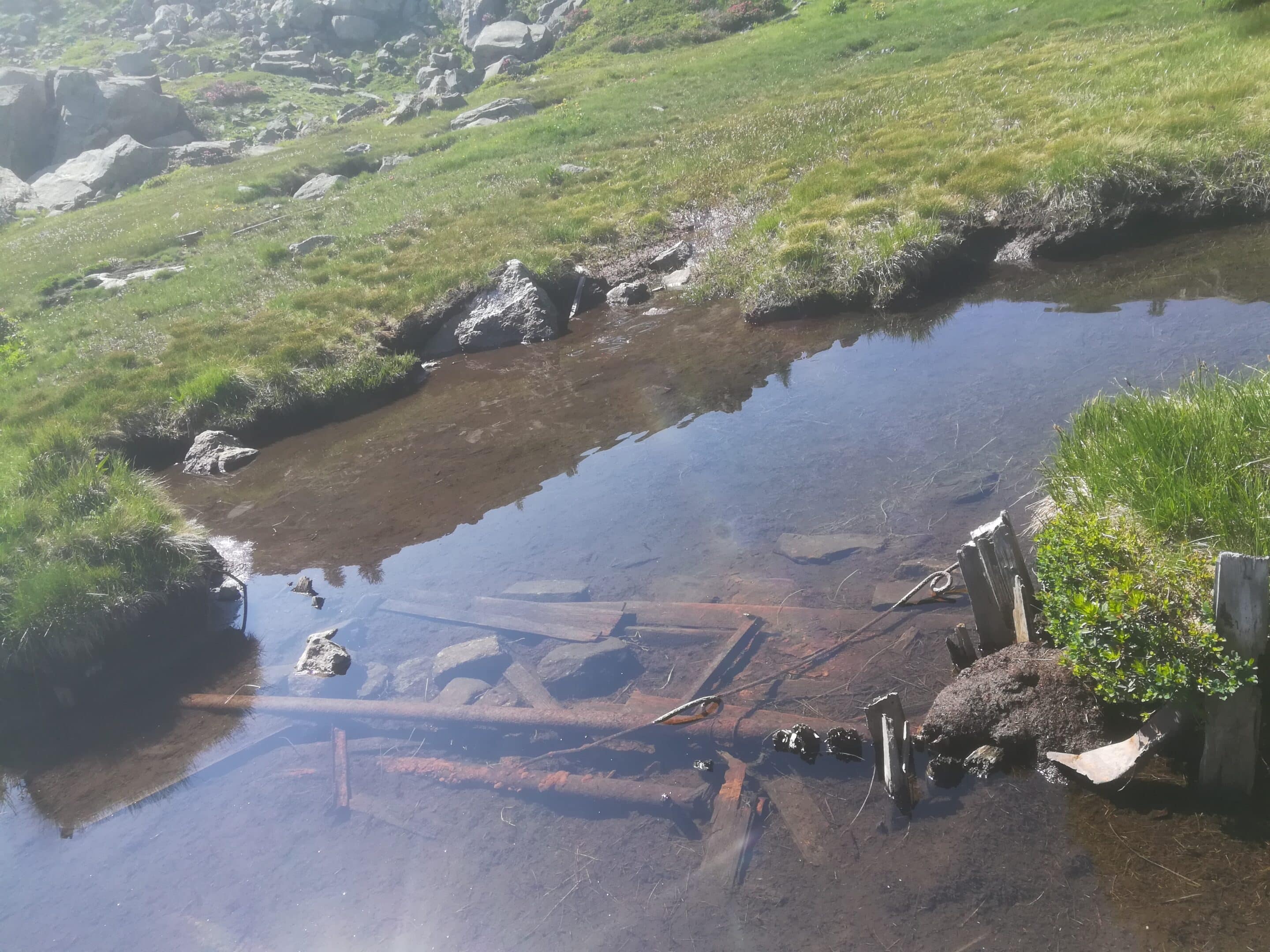 Déchets dans le lac Rond Déchets dans le lac Rond